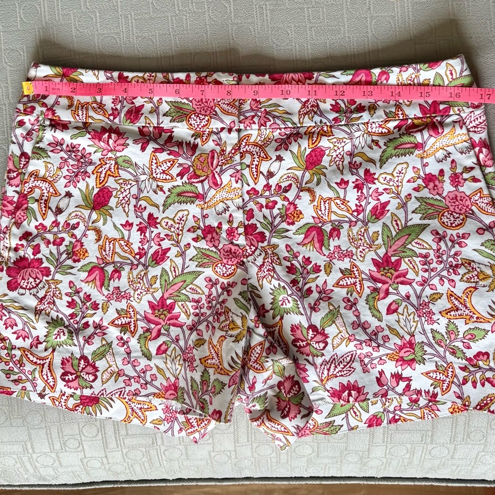 Loft size 6 the riviera shorts in a floral pattern